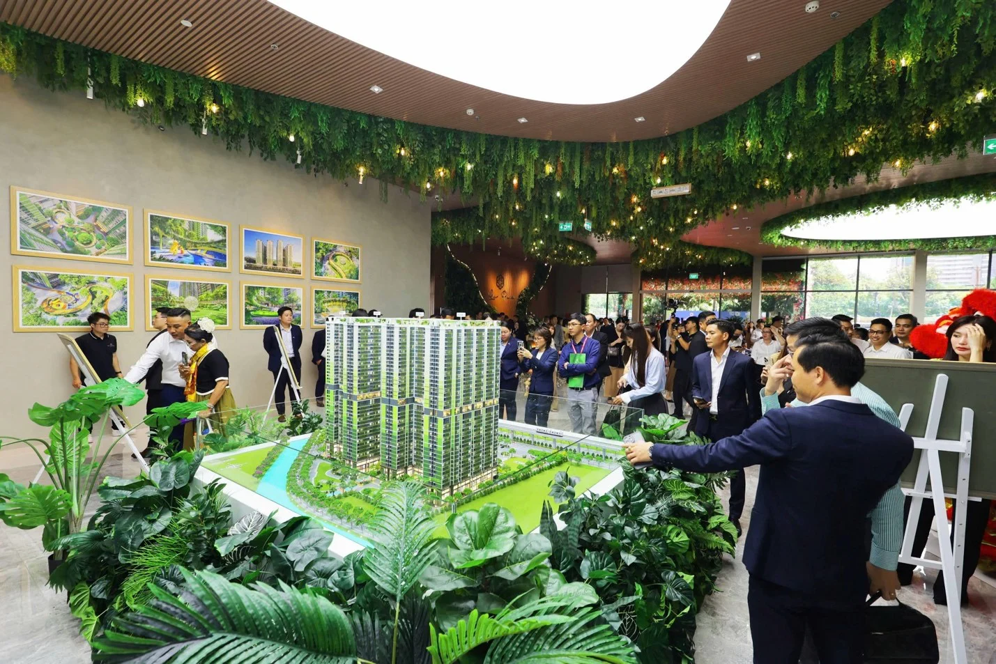 Khách hàng và nhà đầu tư tham quan thực tế Sales Gallery và căn hộ mẫu